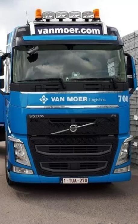 camion volvo albastru al firmei van moer incarcand marfa