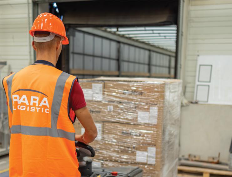 manipulator marfa cu utilaj desfasurant procesul de cross docking in depozitul RARA Logistic Sibiu Industrial Vest