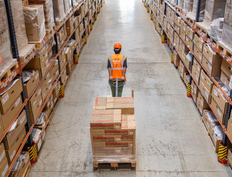 muncitor manipuleaza pachete in regim de depozitare pe termen scurt in depozitul RARA Logistic Sibiu CTP