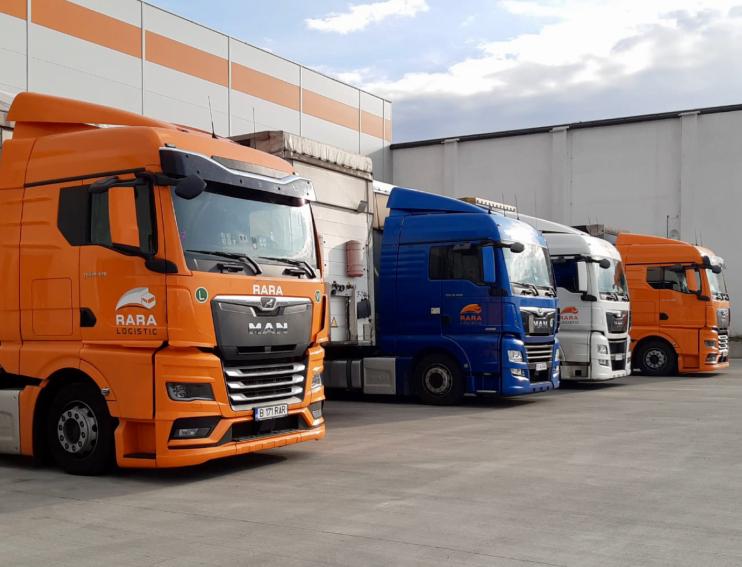 patru camioane MAN la rampa depozitului RARA Logistic din Sibiu Sura Mica