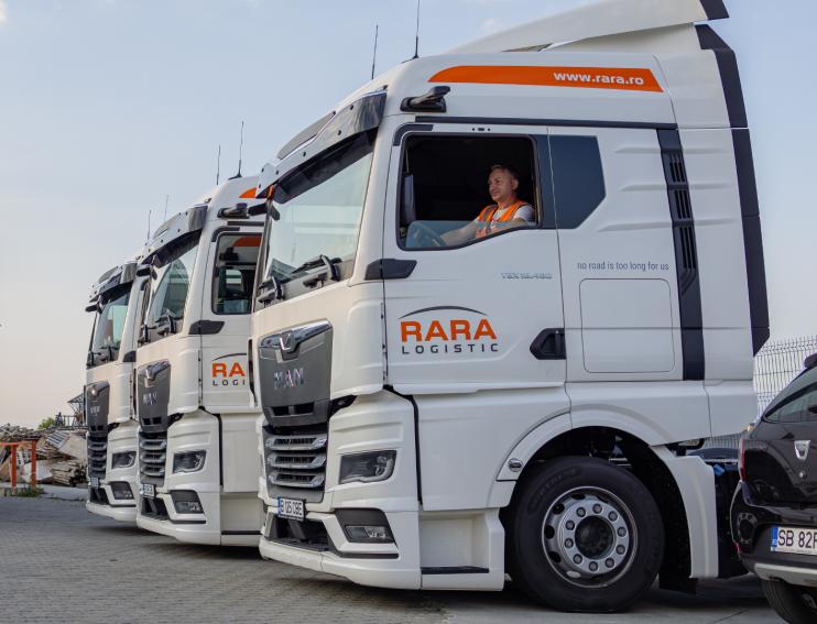 trei capetre tractor MAN de culoare alba in curtea depozitului RARA Logistic din Sibiu Sura Mica