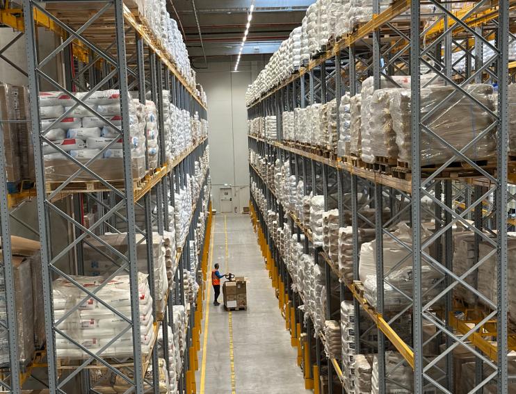 culoar intre rafturi numerotate vedere de sus in depozit RARA Logistic Bucuresti CTP2