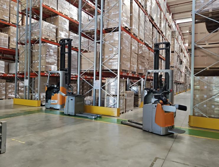 stivuitoare si utilaje manipulat marfa langa rafturi in depozitul RARA Logistic Deva CTP