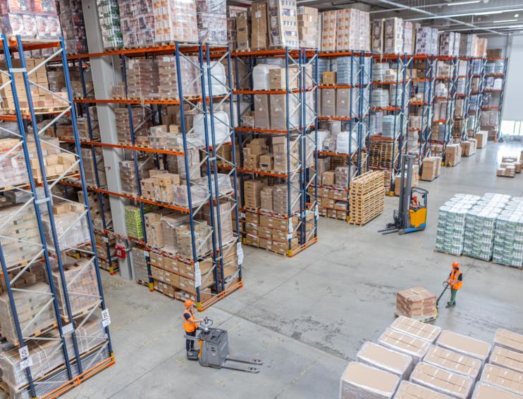rafturi si muncitori care manipuleaza marfa in depozitul RARA Logistic Sibiu CTP