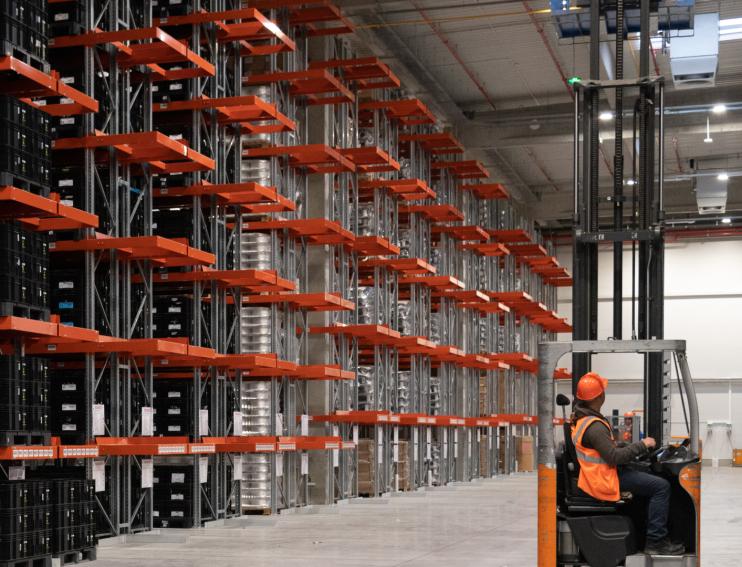 stivuitor pentru marfa si rafturi in depozit RARA Logistic Sibiu Sura Mica