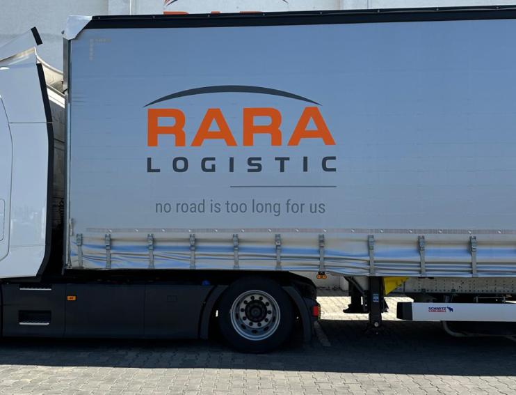 camion Scania alb vedere laterala in curtea depozitului RARA Logistic din Sibiu Sura Mica