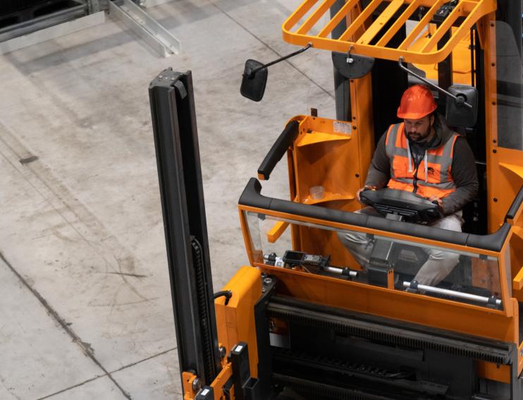 stivuitor marfa cu operator vedere de sus in depozit RARA Logistic Sibiu Sura Mica