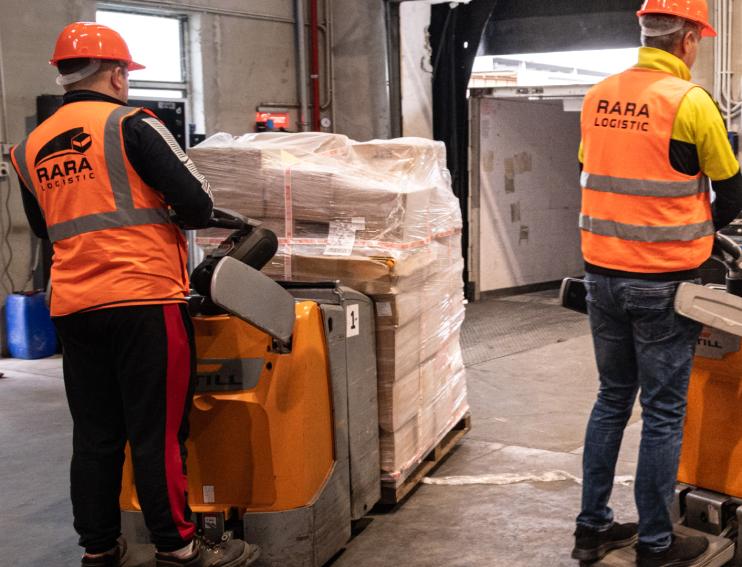 manipulatori marfa cu utilaje efectuand serviciul de cross docking la rampa in depozitul din RARA Logistic Sibiu