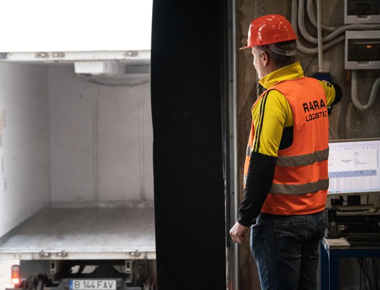 muncitor in depozitul RARA Logistic din Sibiu Sura Mica asigurand serviciul de cross docking la rampa