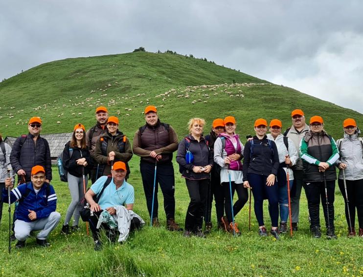 foto de grup cu echipa RARA Logistic pentru team building la munte in judetul Sibiu