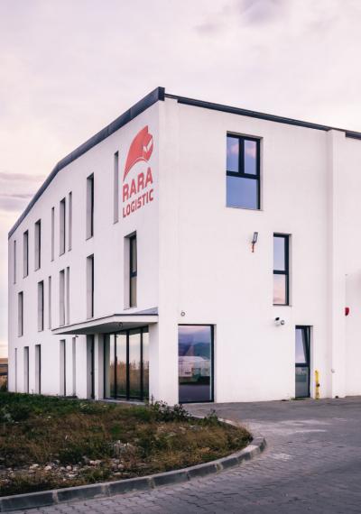 cladire office vedere laterala intrare RARA Logistic Sibiu Sura Mica