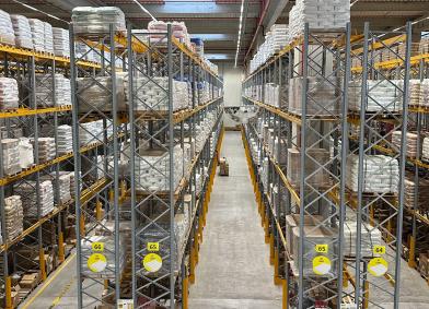 randuri de rafturi cu marfa pe 5 nivele in depozitul RARA Logistic din Bucuresti CTP2