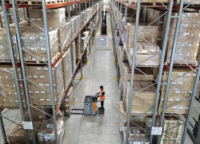utilaj de manipulare marfa si motostivuitor intre 2 randuri de rafturi pe 5 nivele in depozitul RARA Logistic CTP Deva