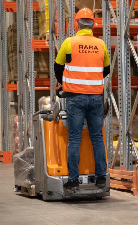 activitate de manipulare marfa in depozitul RARA Logistic Sura Mica Sibiu