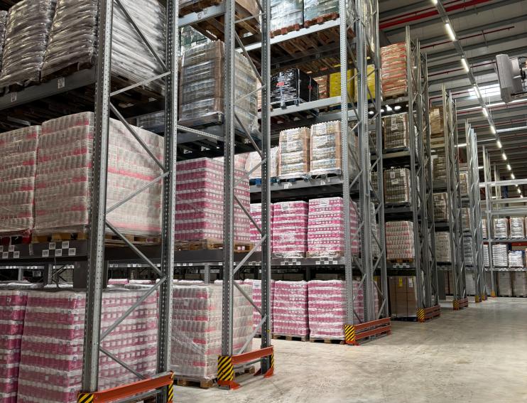 rafturi cu marfa vedere laterala in depozitul RARA Logistic din Campia Turzii