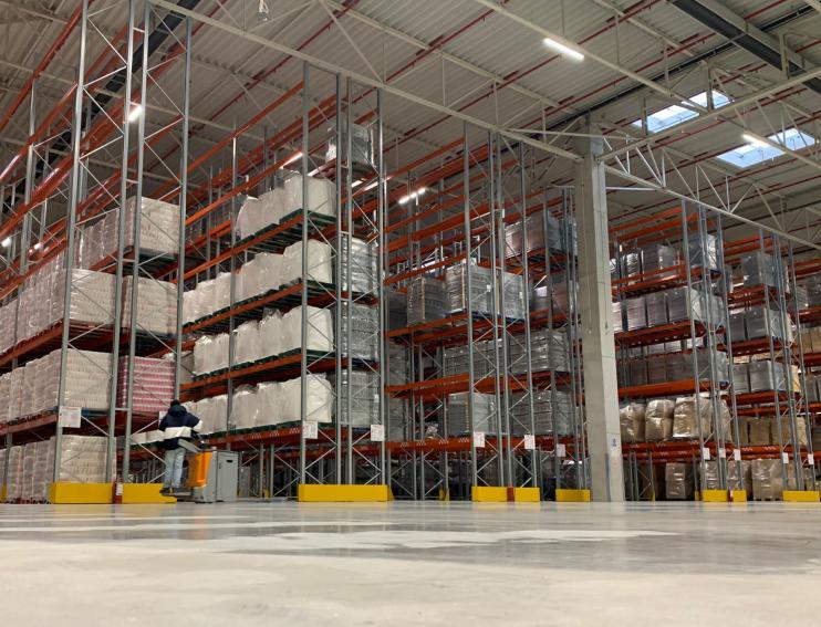 vedere de ansamblu rafturi pe 6 nivele cu marfa in depozitul P3 din Bucuresti al firmei RARA Logistic
