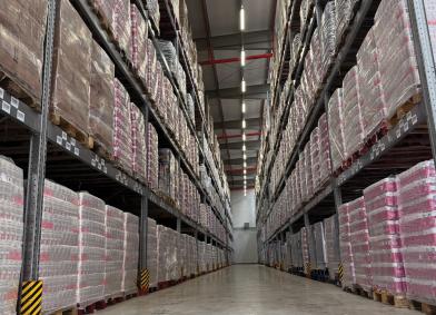 rafturi cu marfa in depozitul RARA Logistic din Campia Turzii